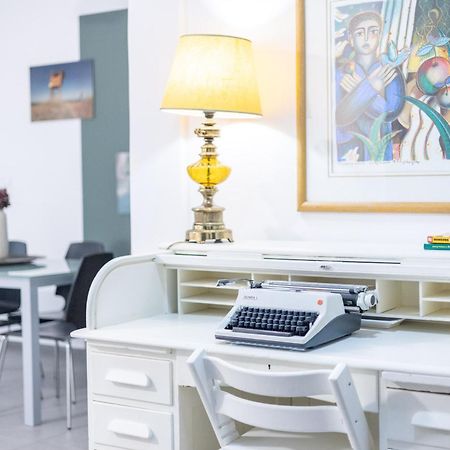 Renovated 5 Bdr House Near Acropolis - New Beds, Terrace & Green Yard アテネ エクステリア 写真