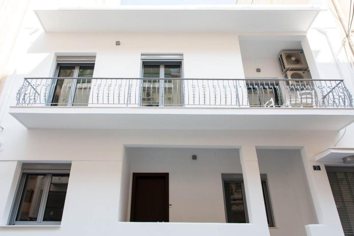 Renovated 5 Bdr House Near Acropolis - New Beds, Terrace & Green Yard アテネ エクステリア 写真