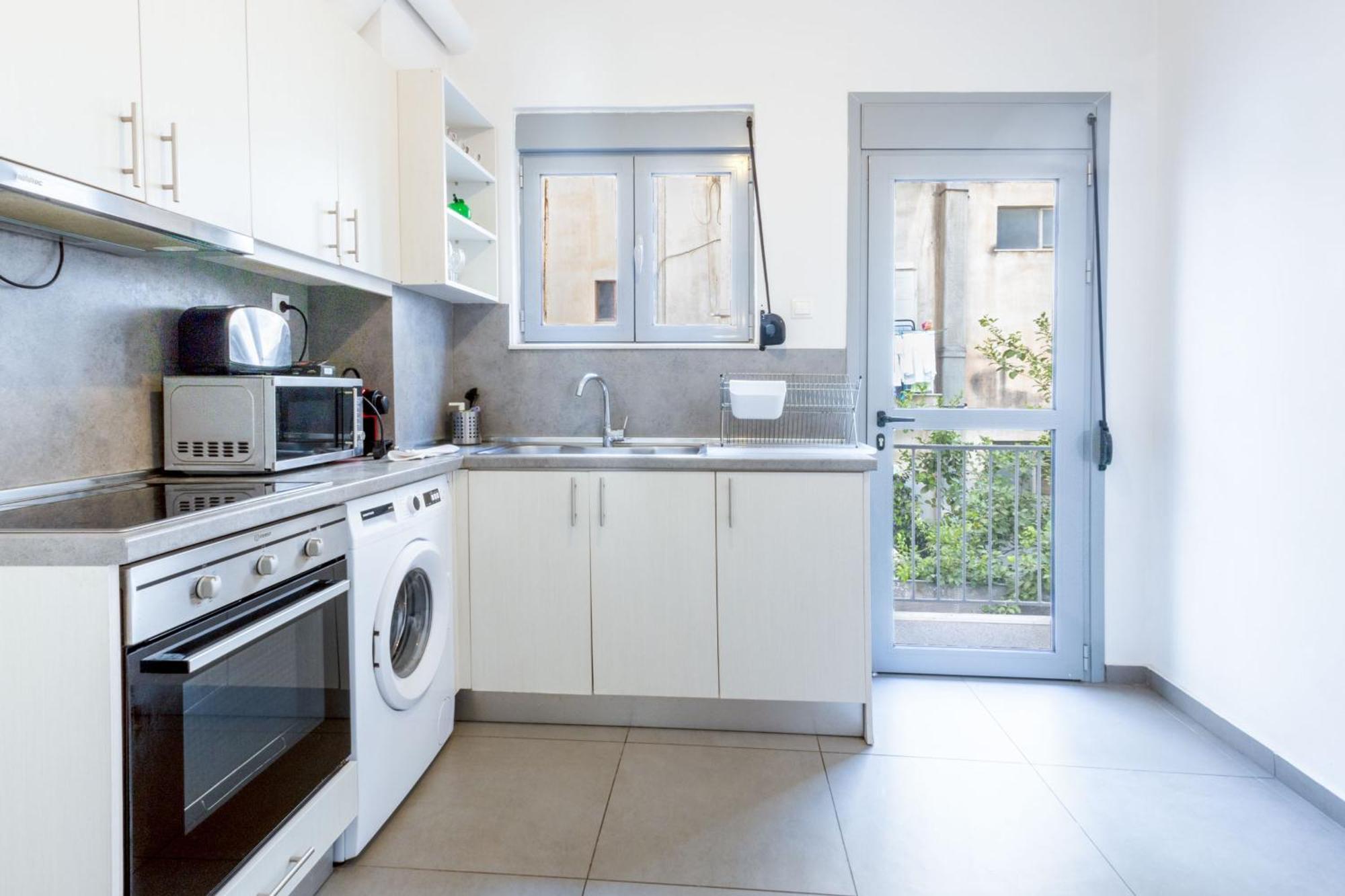 Renovated 5 Bdr House Near Acropolis - New Beds, Terrace & Green Yard アテネ エクステリア 写真