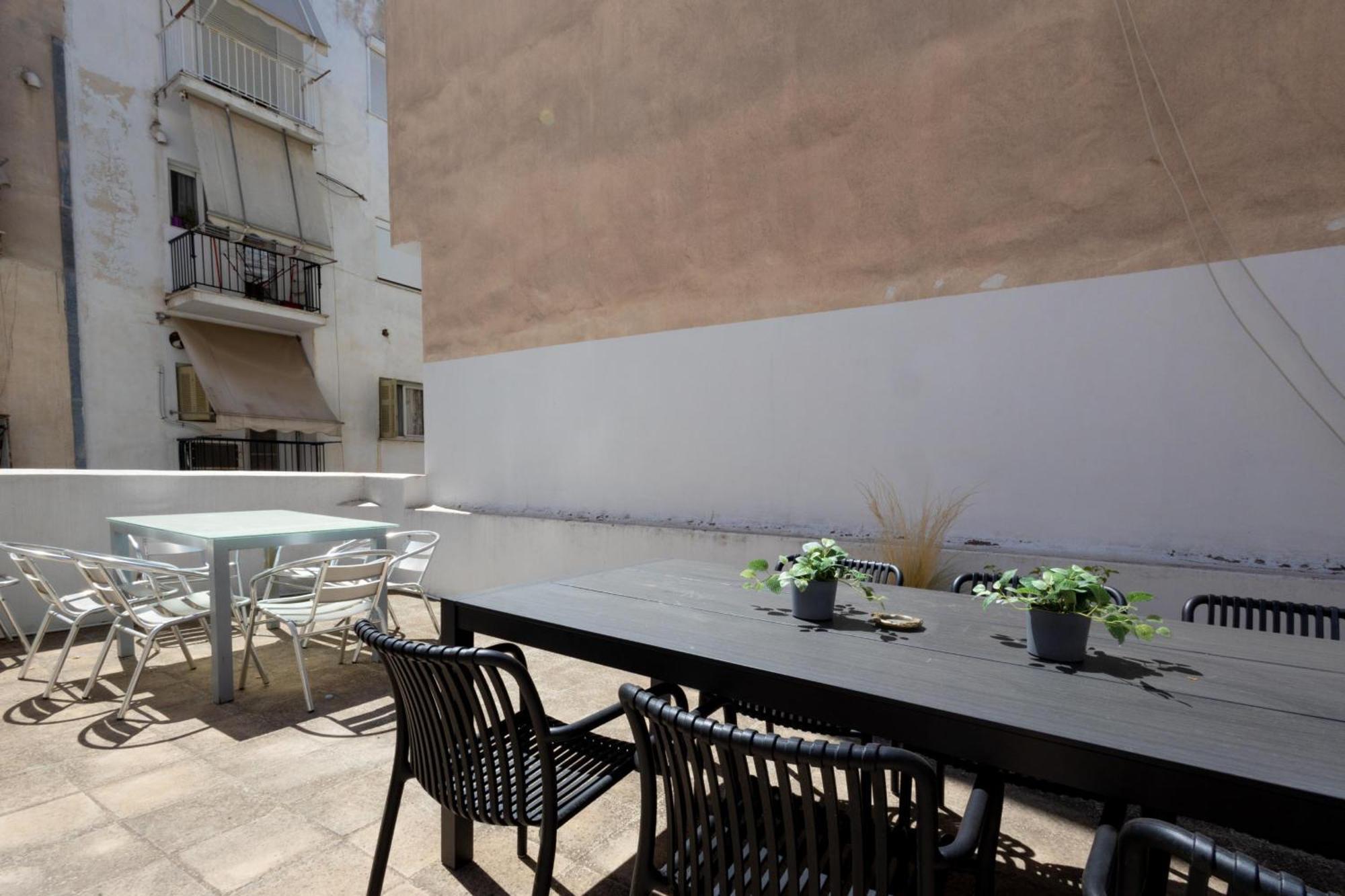 Renovated 5 Bdr House Near Acropolis - New Beds, Terrace & Green Yard アテネ エクステリア 写真