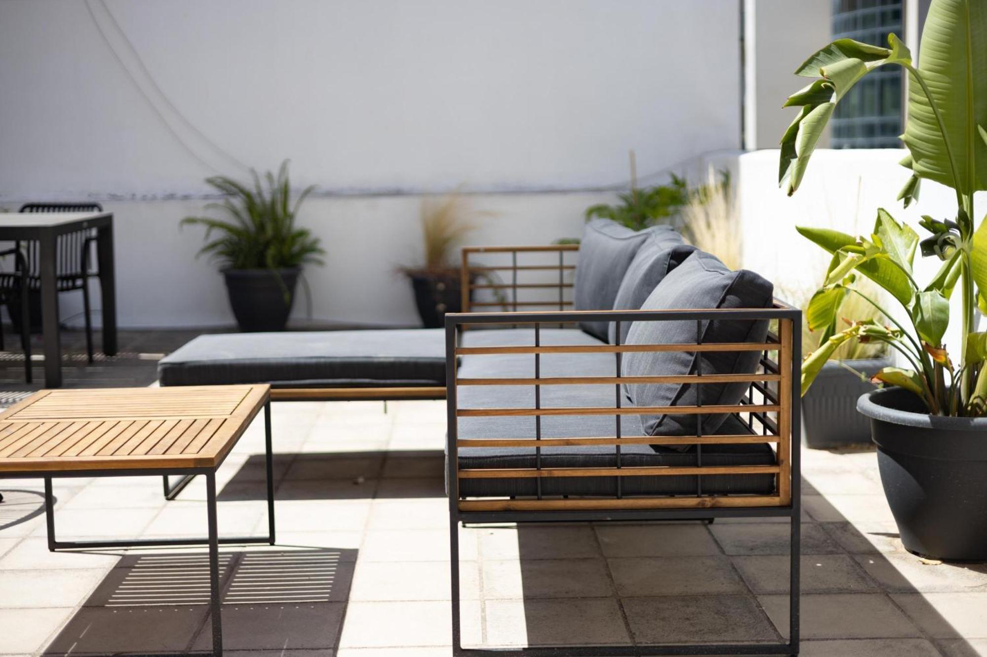Renovated 5 Bdr House Near Acropolis - New Beds, Terrace & Green Yard アテネ エクステリア 写真