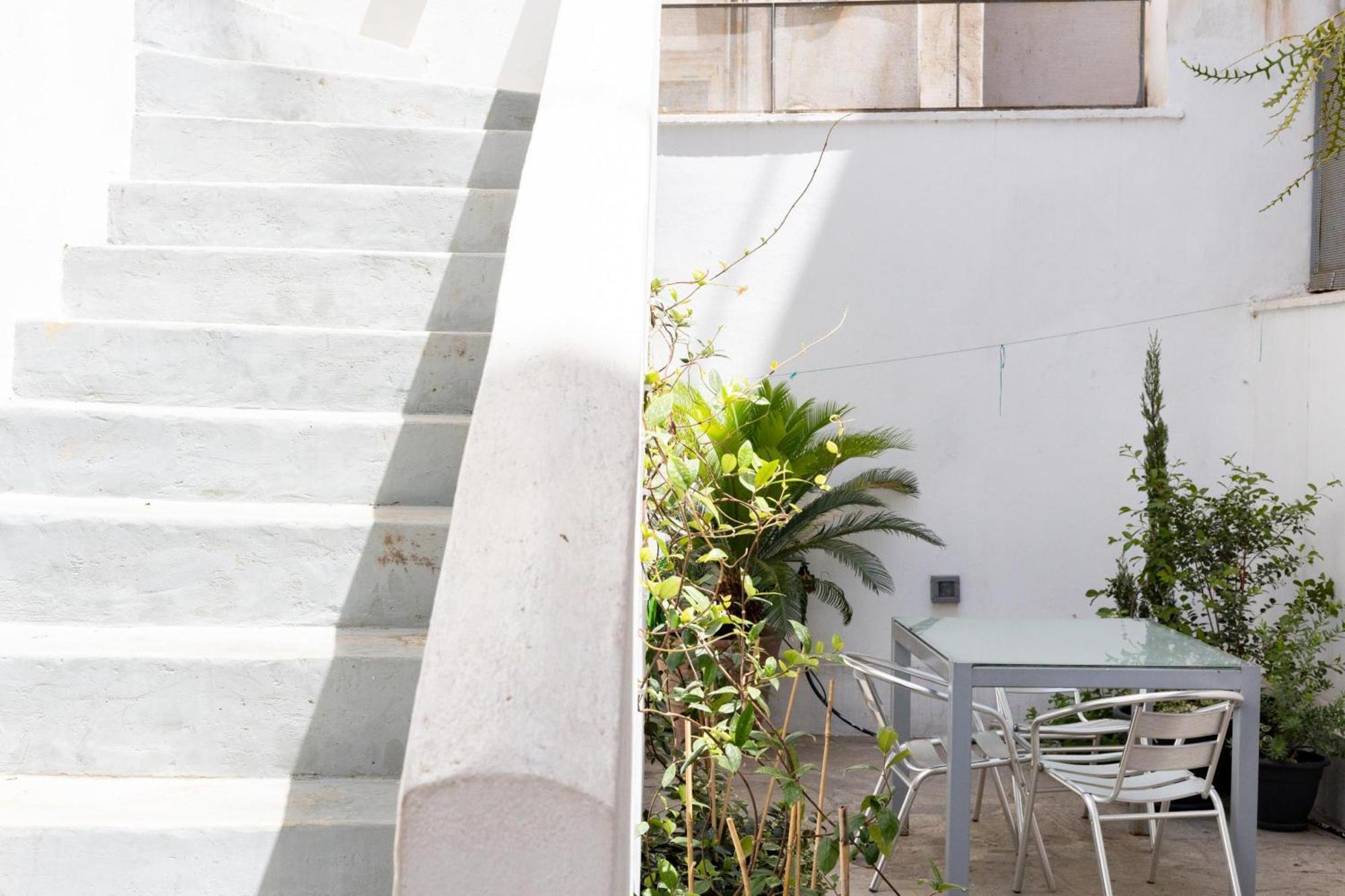 Renovated 5 Bdr House Near Acropolis - New Beds, Terrace & Green Yard アテネ エクステリア 写真