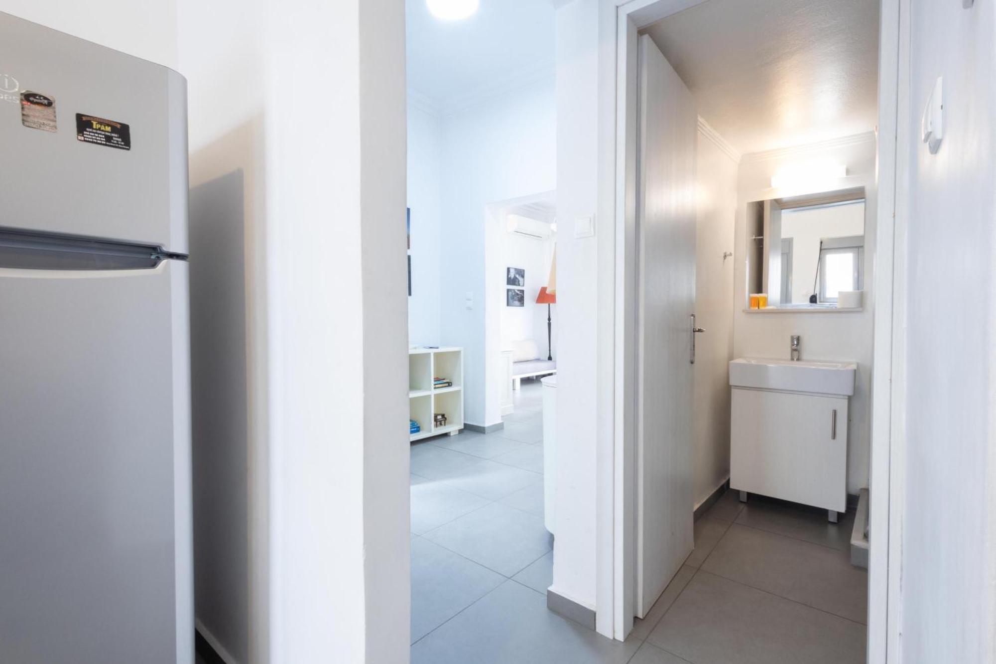 Renovated 5 Bdr House Near Acropolis - New Beds, Terrace & Green Yard アテネ エクステリア 写真