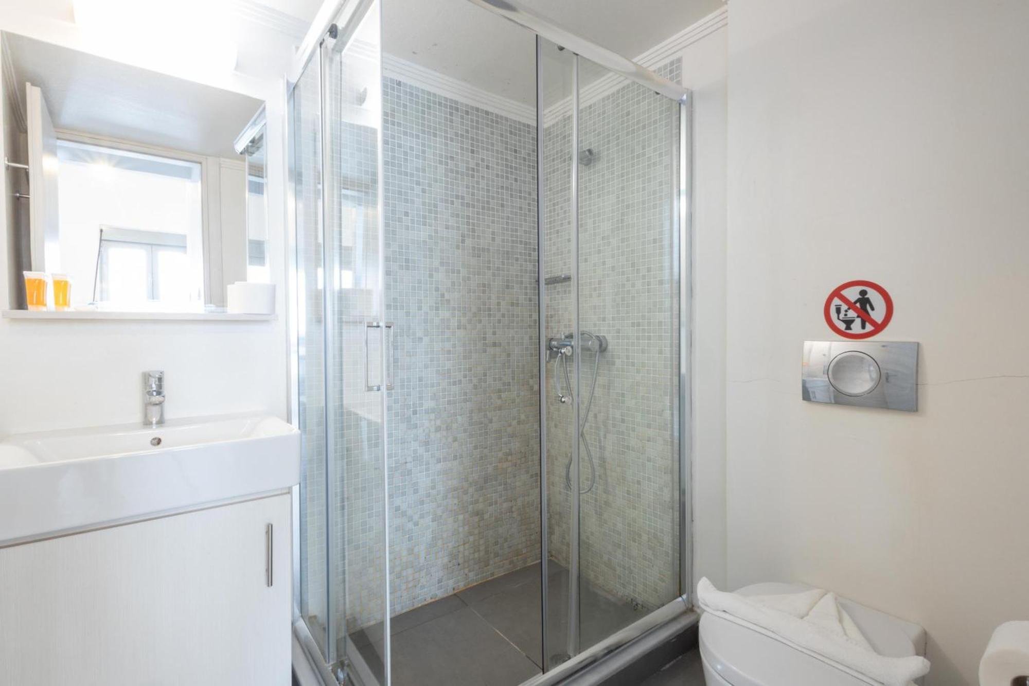 Renovated 5 Bdr House Near Acropolis - New Beds, Terrace & Green Yard アテネ エクステリア 写真