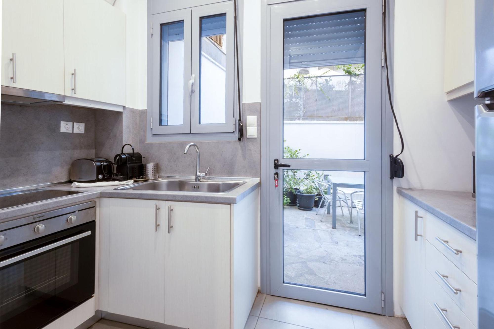 Renovated 5 Bdr House Near Acropolis - New Beds, Terrace & Green Yard アテネ エクステリア 写真
