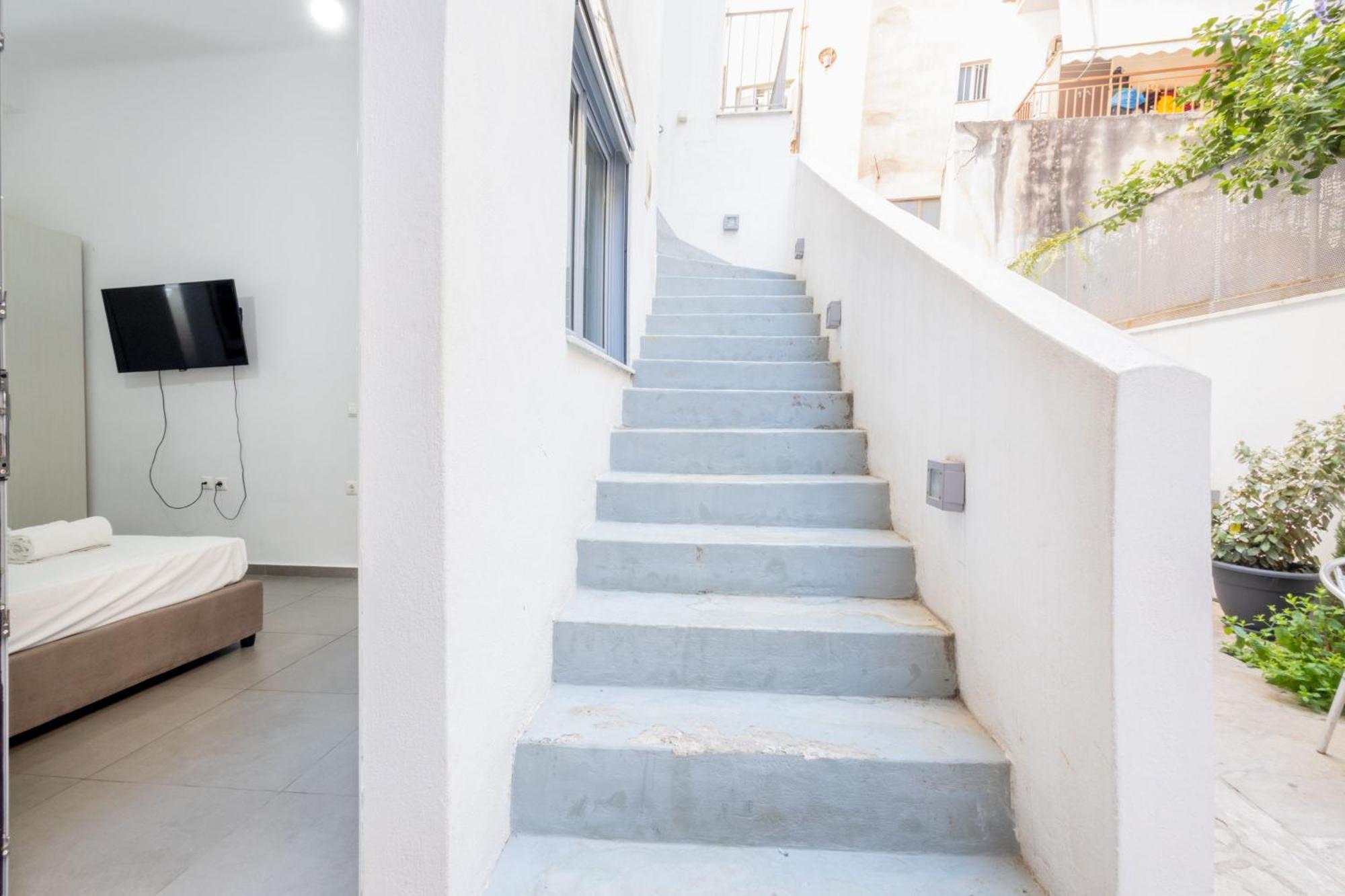 Renovated 5 Bdr House Near Acropolis - New Beds, Terrace & Green Yard アテネ エクステリア 写真