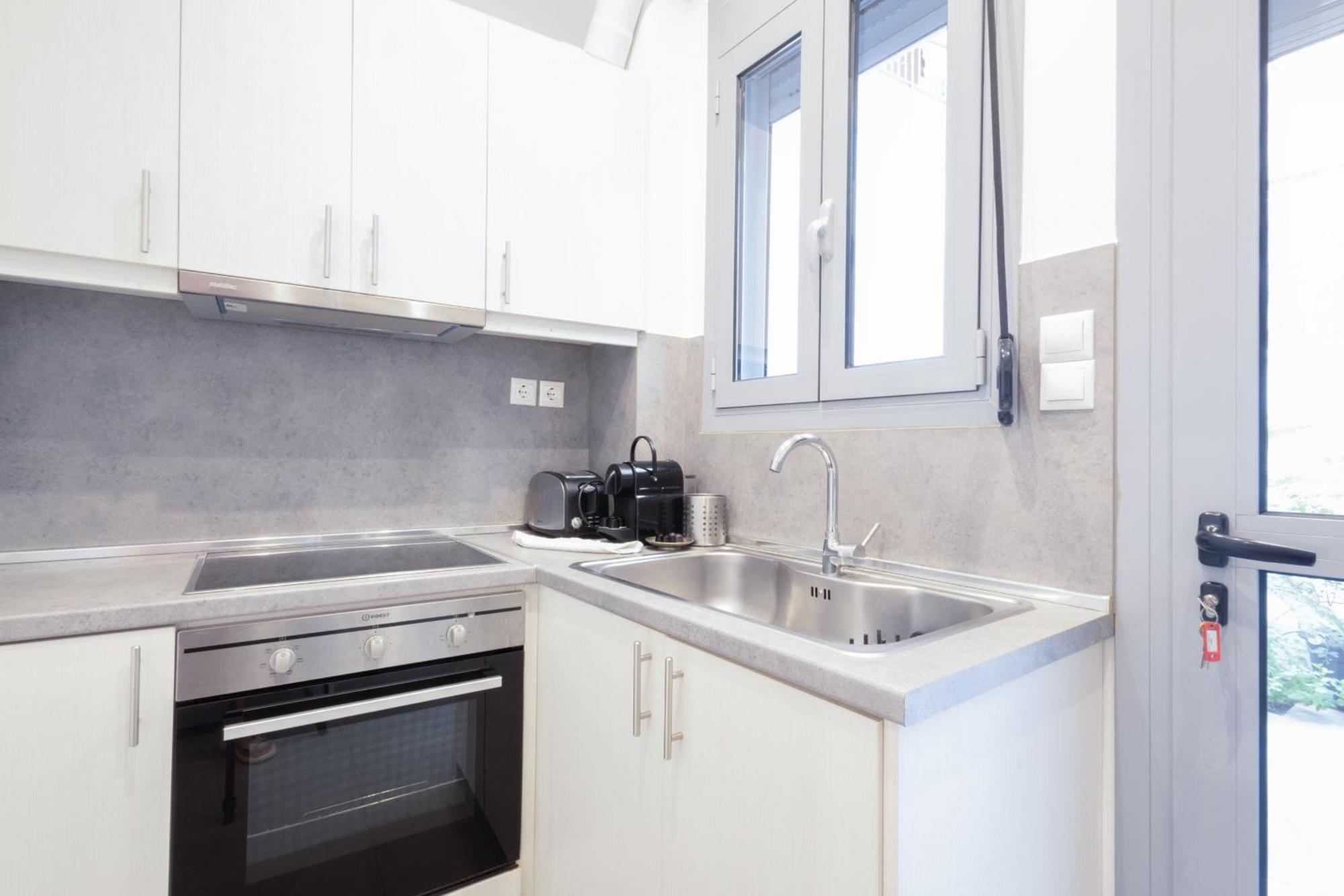Renovated 5 Bdr House Near Acropolis - New Beds, Terrace & Green Yard アテネ エクステリア 写真