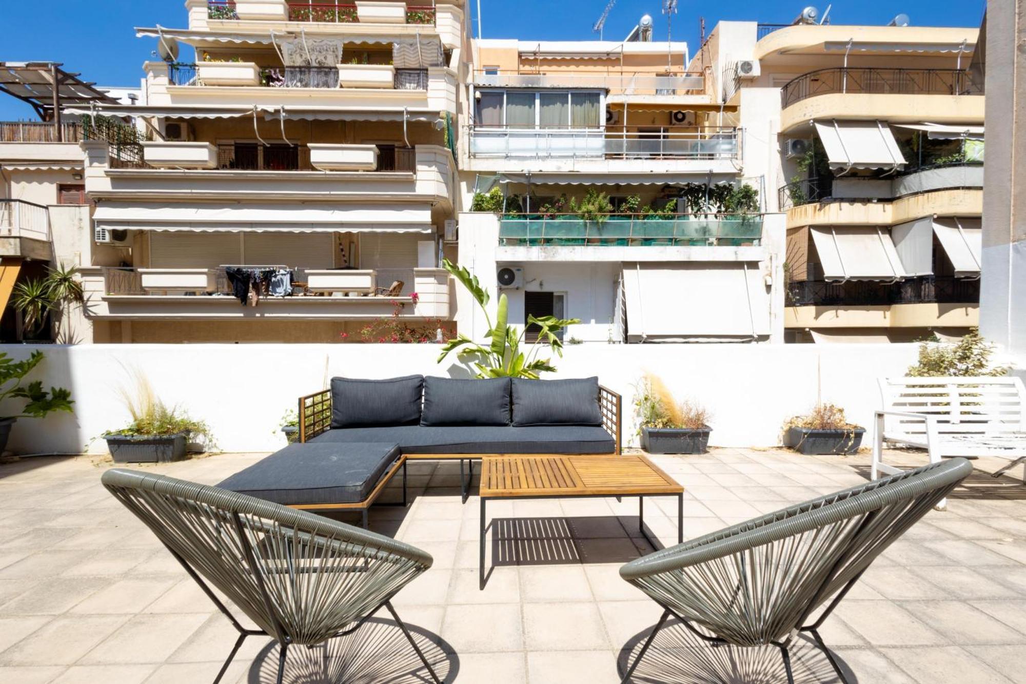 Renovated 5 Bdr House Near Acropolis - New Beds, Terrace & Green Yard アテネ エクステリア 写真