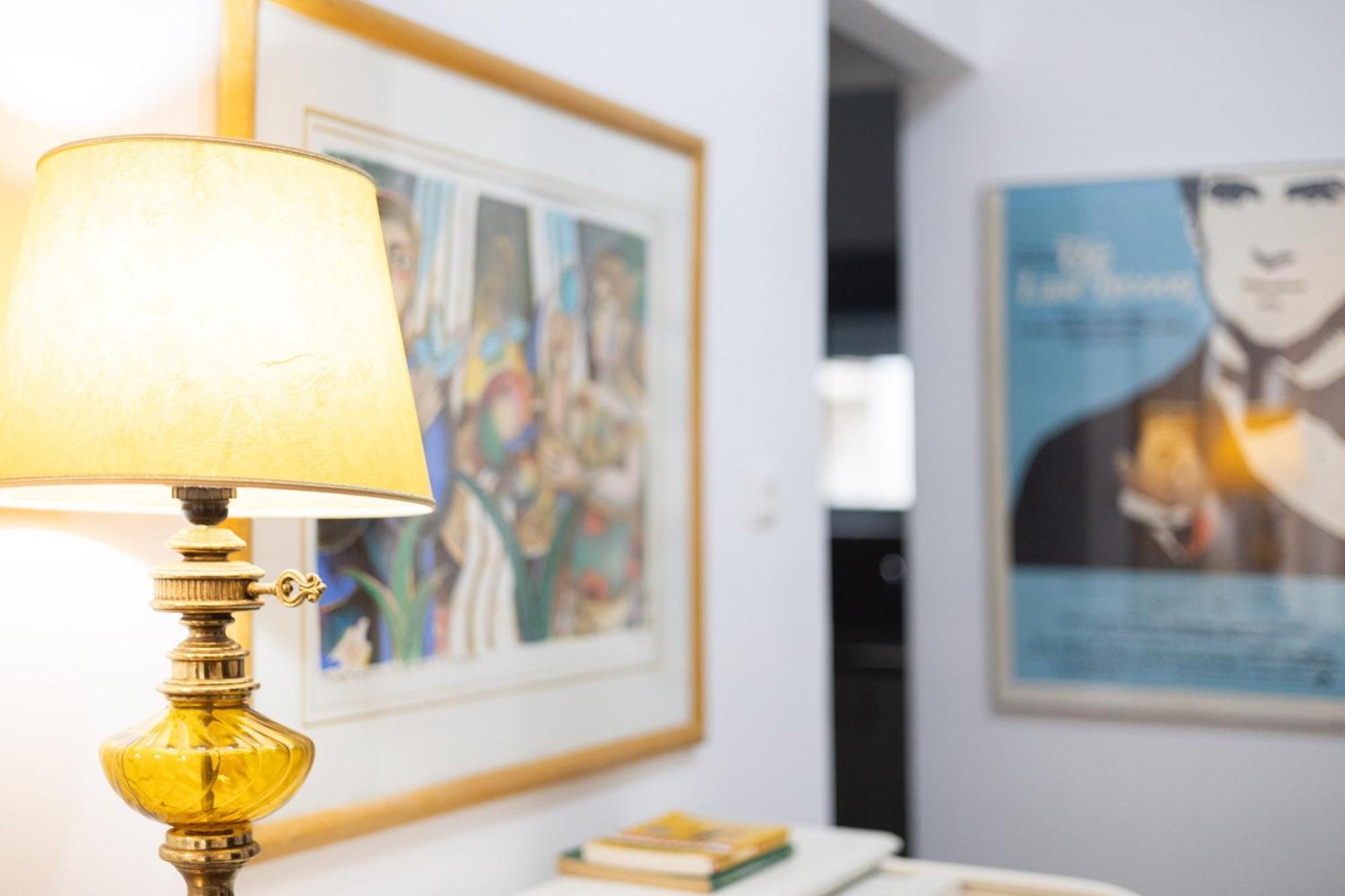 Renovated 5 Bdr House Near Acropolis - New Beds, Terrace & Green Yard アテネ エクステリア 写真