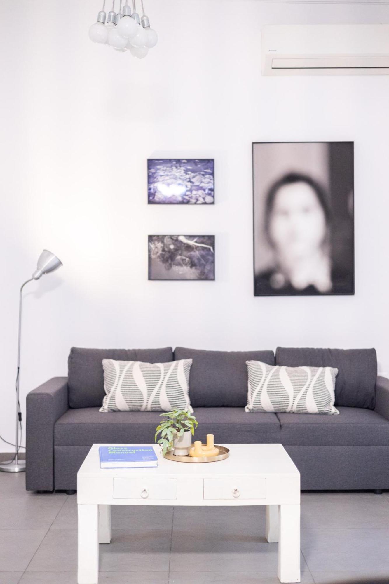 Renovated 5 Bdr House Near Acropolis - New Beds, Terrace & Green Yard アテネ エクステリア 写真
