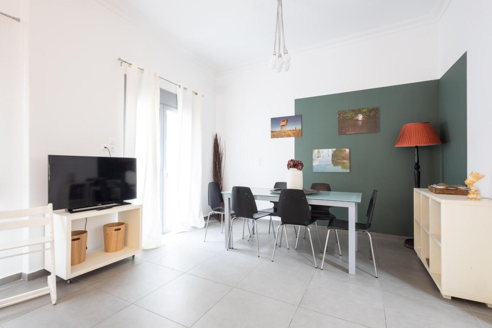 Renovated 5 Bdr House Near Acropolis - New Beds, Terrace & Green Yard アテネ エクステリア 写真