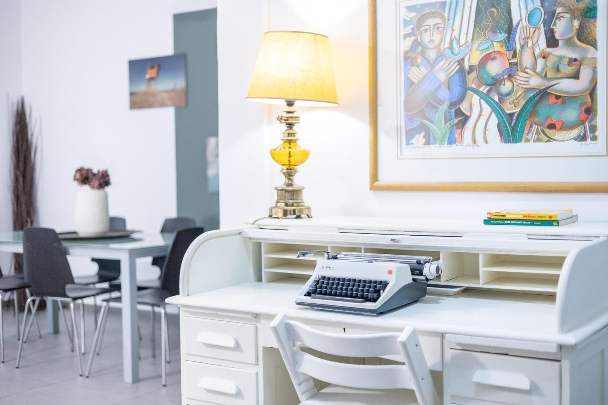 Renovated 5 Bdr House Near Acropolis - New Beds, Terrace & Green Yard アテネ エクステリア 写真