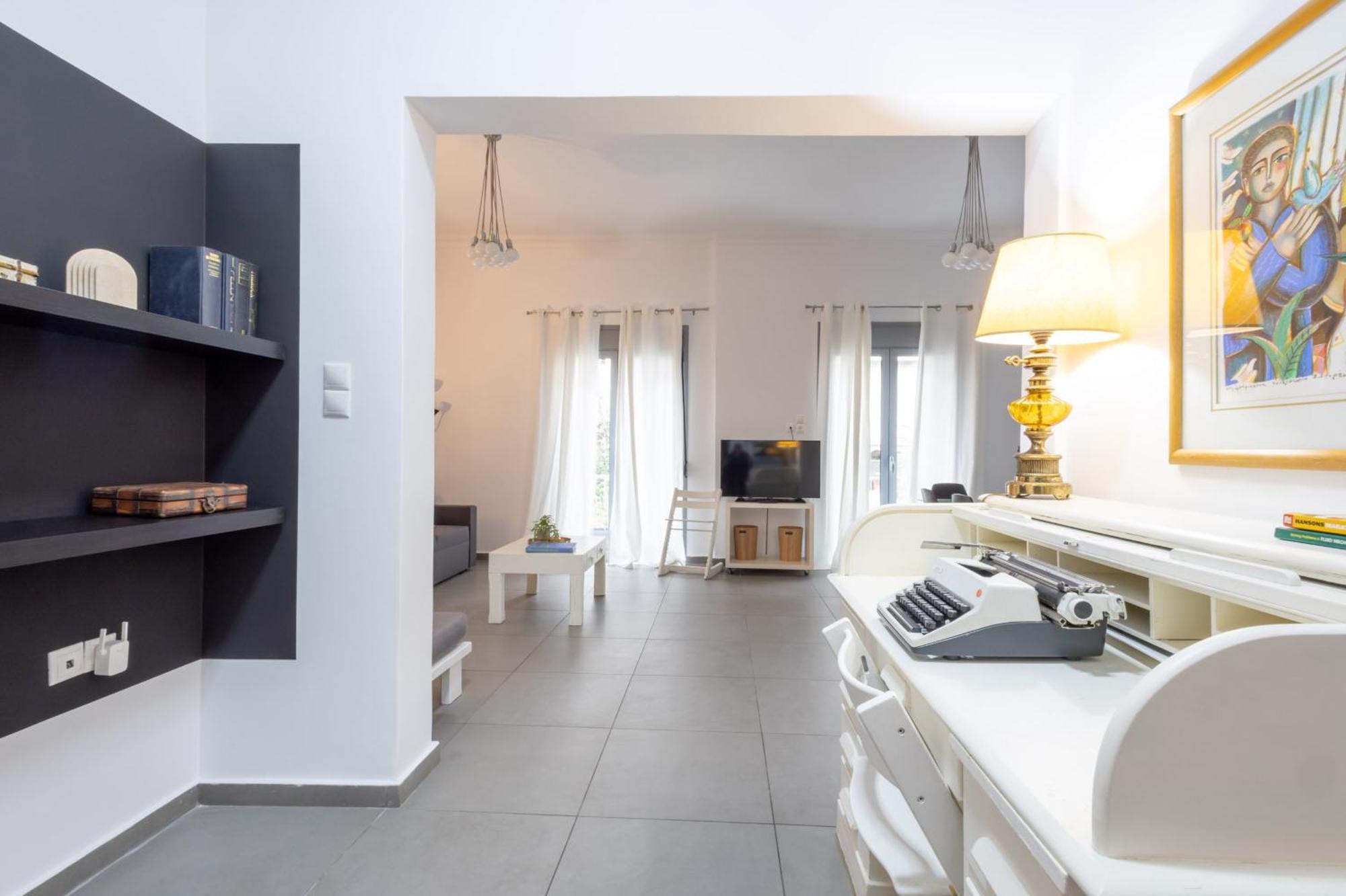 Renovated 5 Bdr House Near Acropolis - New Beds, Terrace & Green Yard アテネ エクステリア 写真