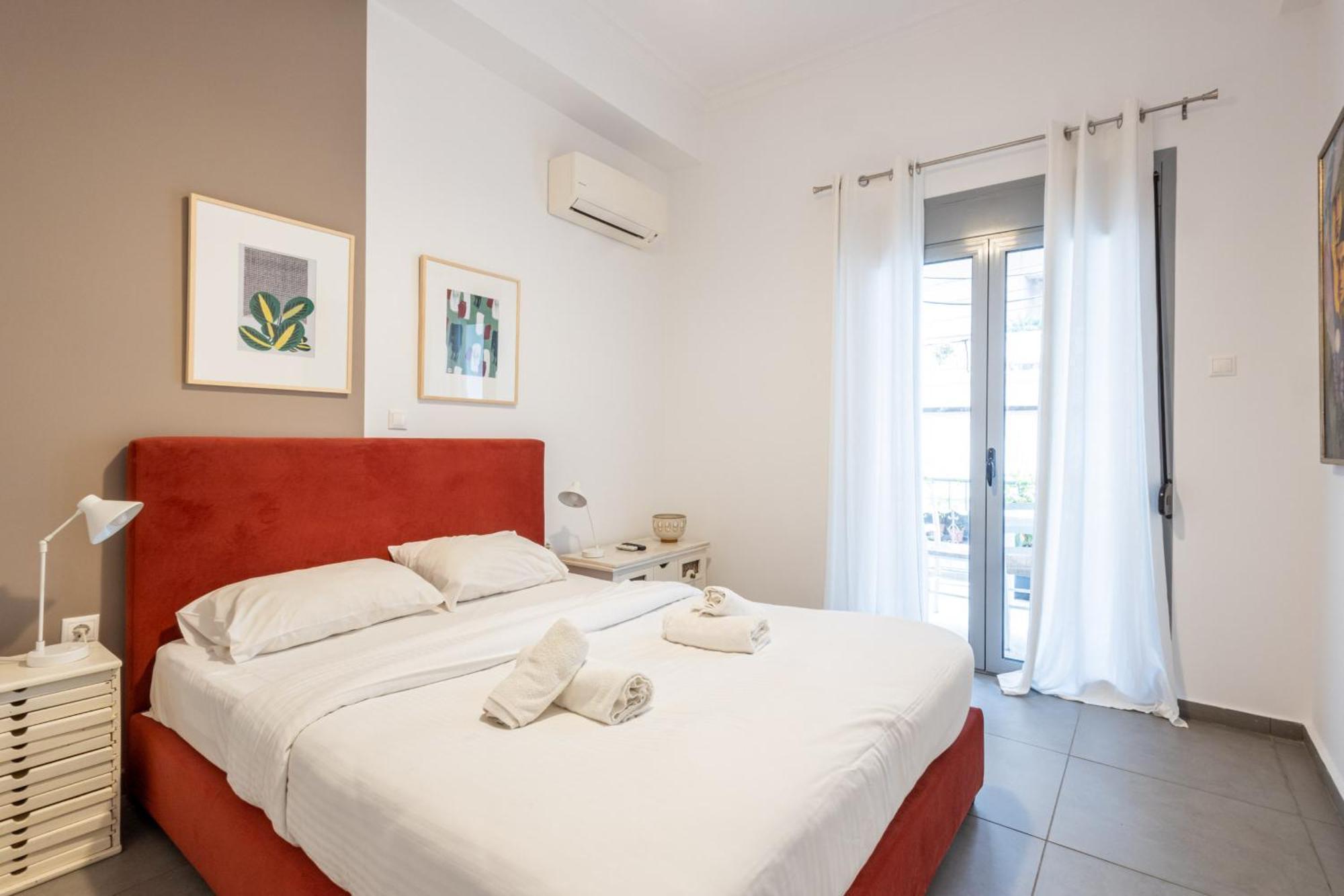 Renovated 5 Bdr House Near Acropolis - New Beds, Terrace & Green Yard アテネ エクステリア 写真