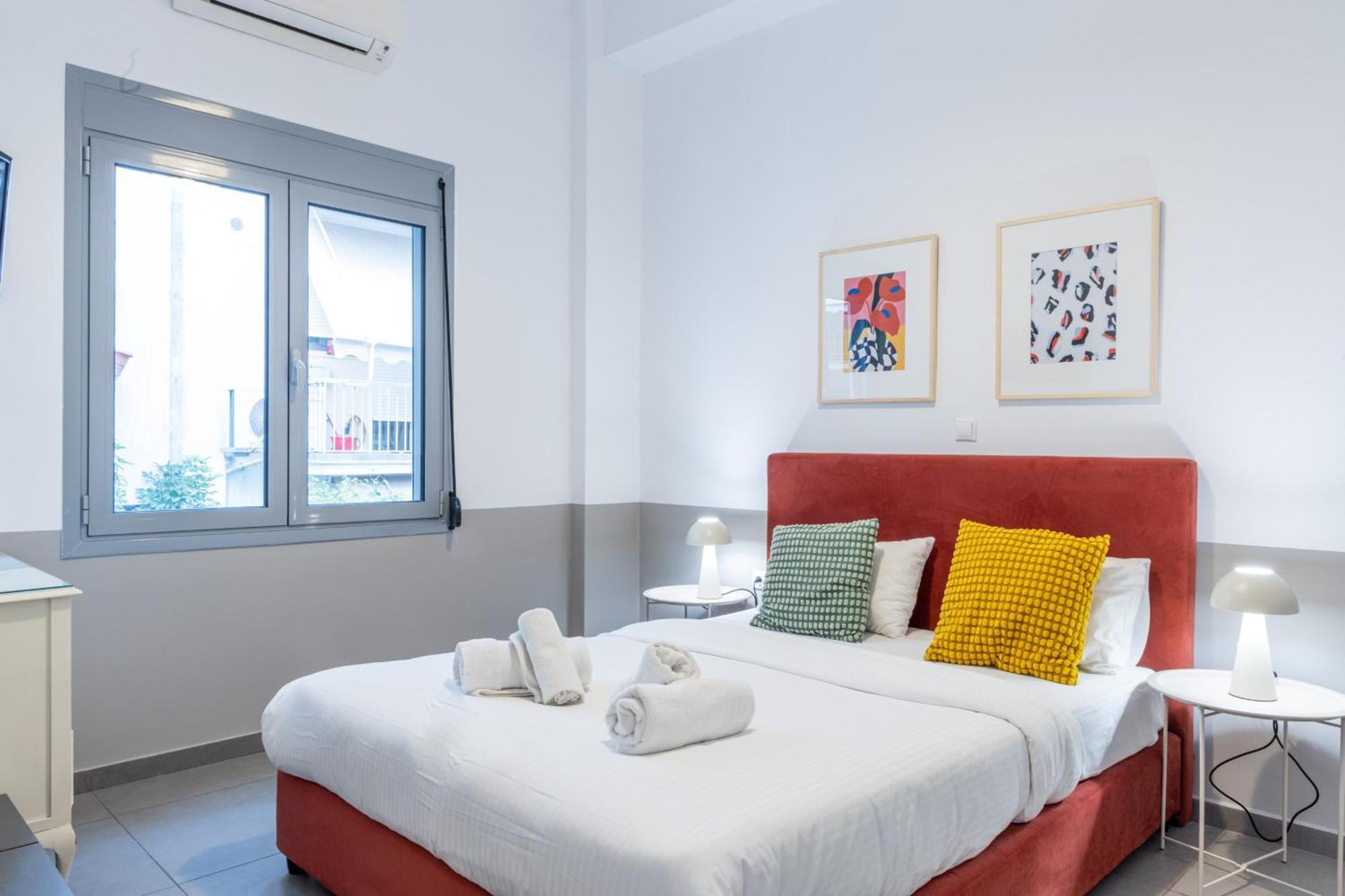 Renovated 5 Bdr House Near Acropolis - New Beds, Terrace & Green Yard アテネ エクステリア 写真
