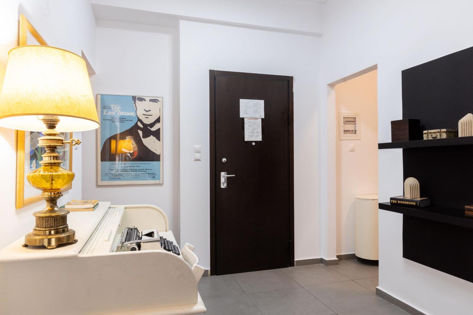 Renovated 5 Bdr House Near Acropolis - New Beds, Terrace & Green Yard アテネ エクステリア 写真