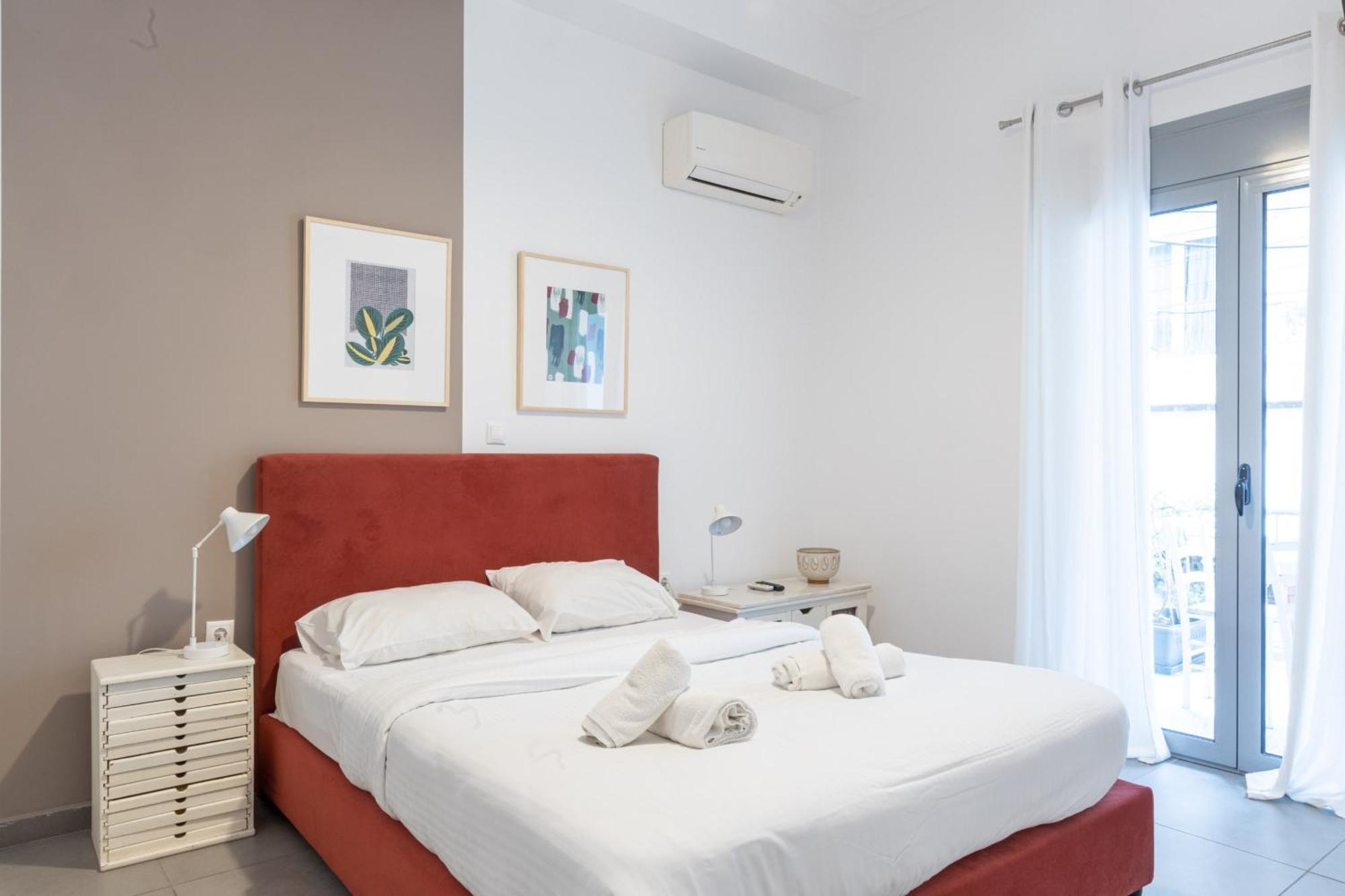 Renovated 5 Bdr House Near Acropolis - New Beds, Terrace & Green Yard アテネ エクステリア 写真