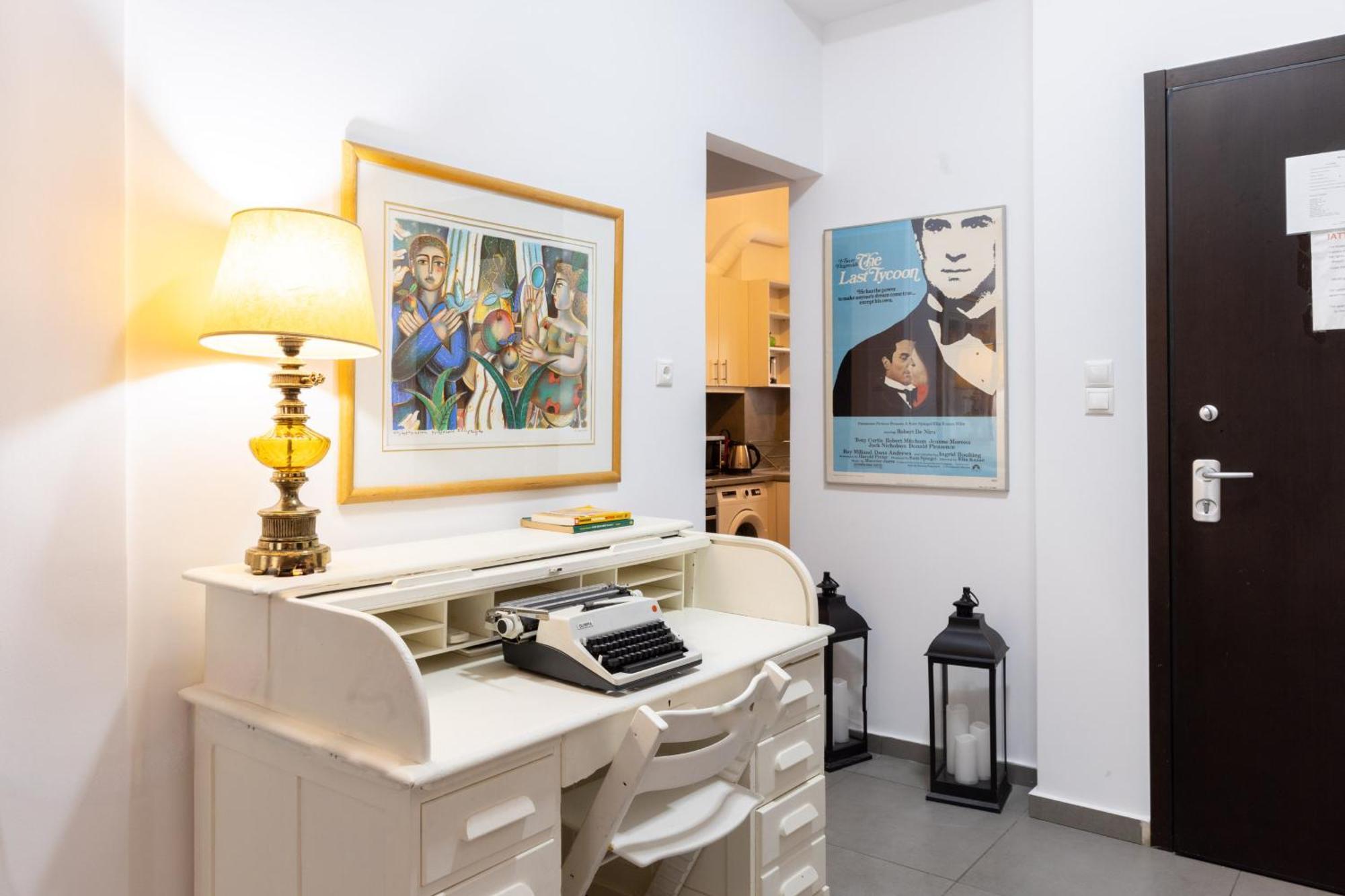 Renovated 5 Bdr House Near Acropolis - New Beds, Terrace & Green Yard アテネ エクステリア 写真