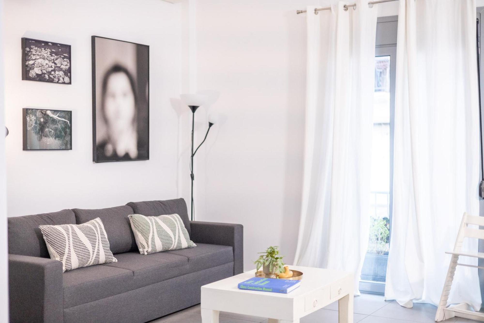 Renovated 5 Bdr House Near Acropolis - New Beds, Terrace & Green Yard アテネ エクステリア 写真