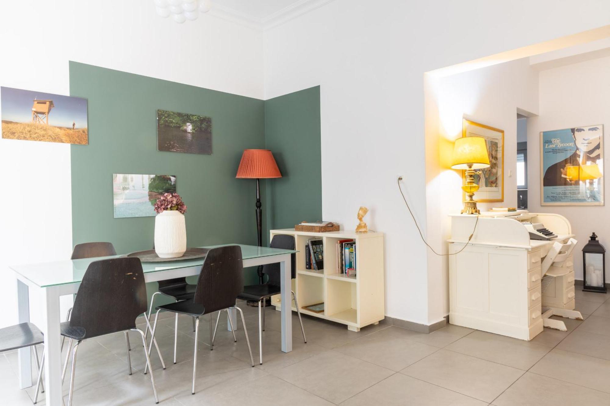 Renovated 5 Bdr House Near Acropolis - New Beds, Terrace & Green Yard アテネ エクステリア 写真