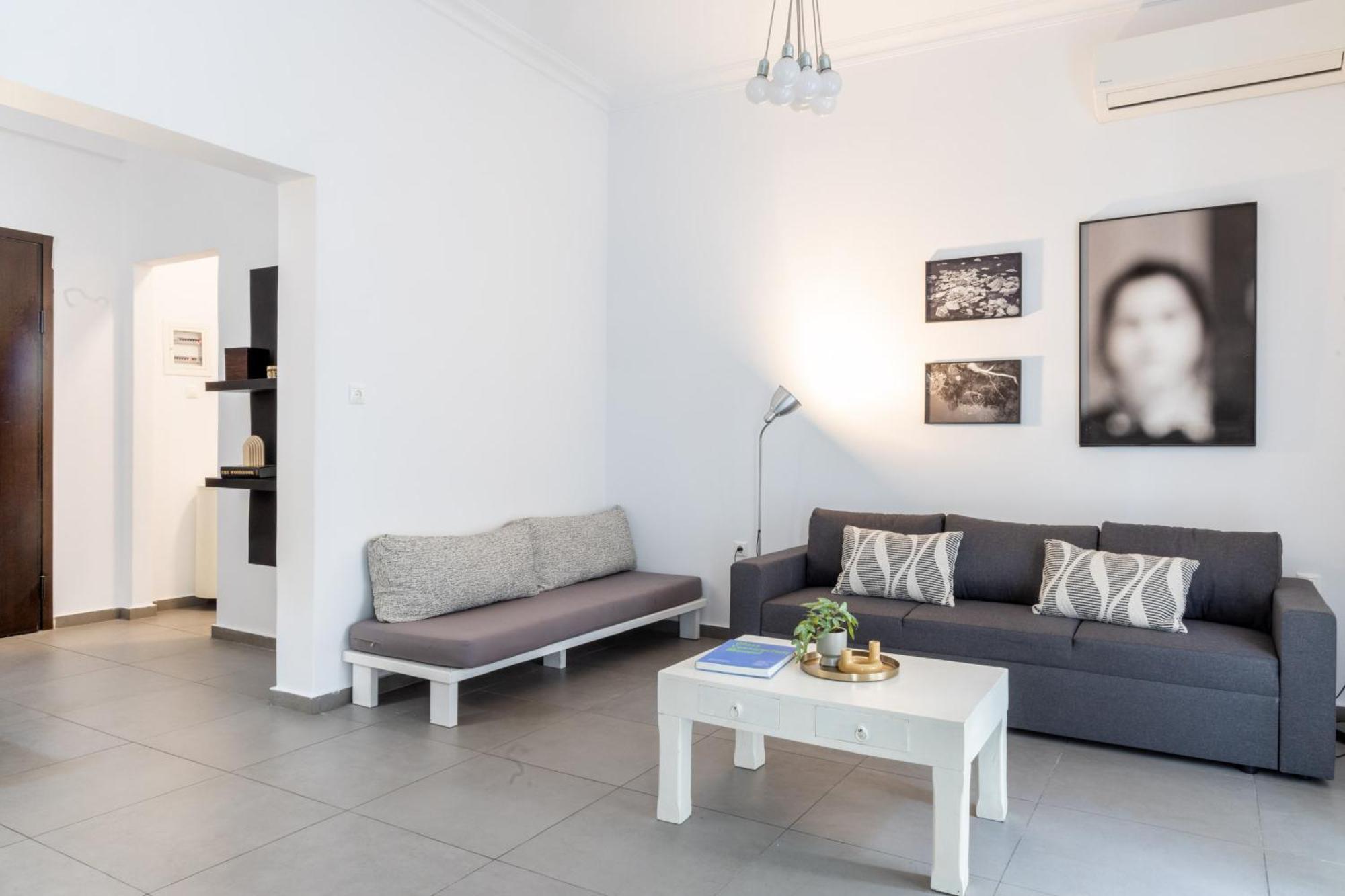 Renovated 5 Bdr House Near Acropolis - New Beds, Terrace & Green Yard アテネ エクステリア 写真