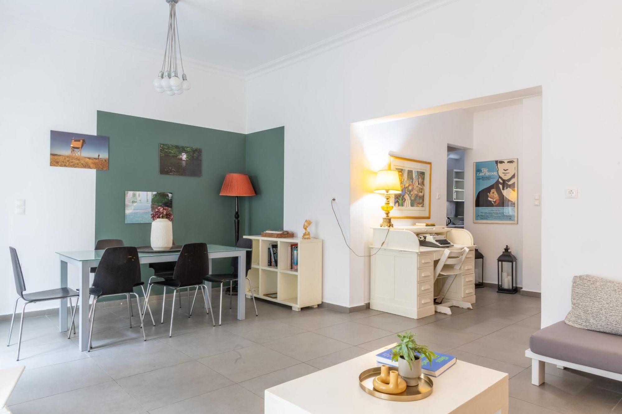 Renovated 5 Bdr House Near Acropolis - New Beds, Terrace & Green Yard アテネ エクステリア 写真