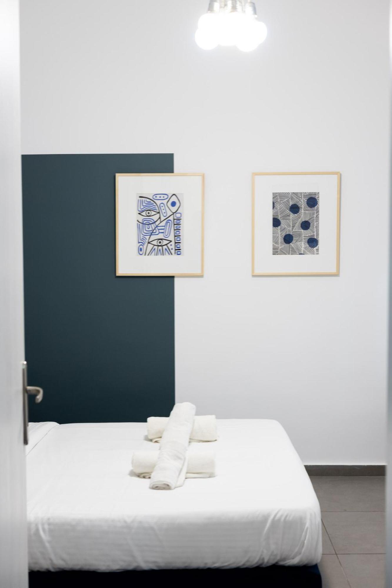 Renovated 5 Bdr House Near Acropolis - New Beds, Terrace & Green Yard アテネ エクステリア 写真