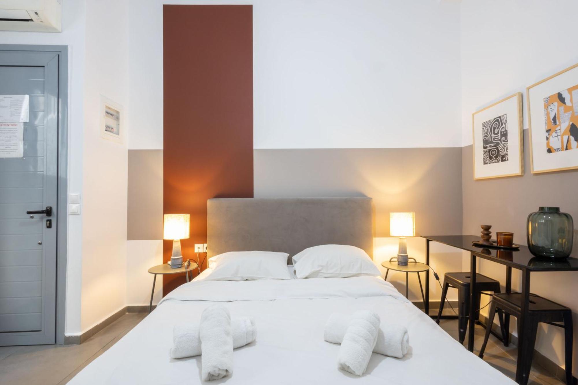 Renovated 5 Bdr House Near Acropolis - New Beds, Terrace & Green Yard アテネ エクステリア 写真