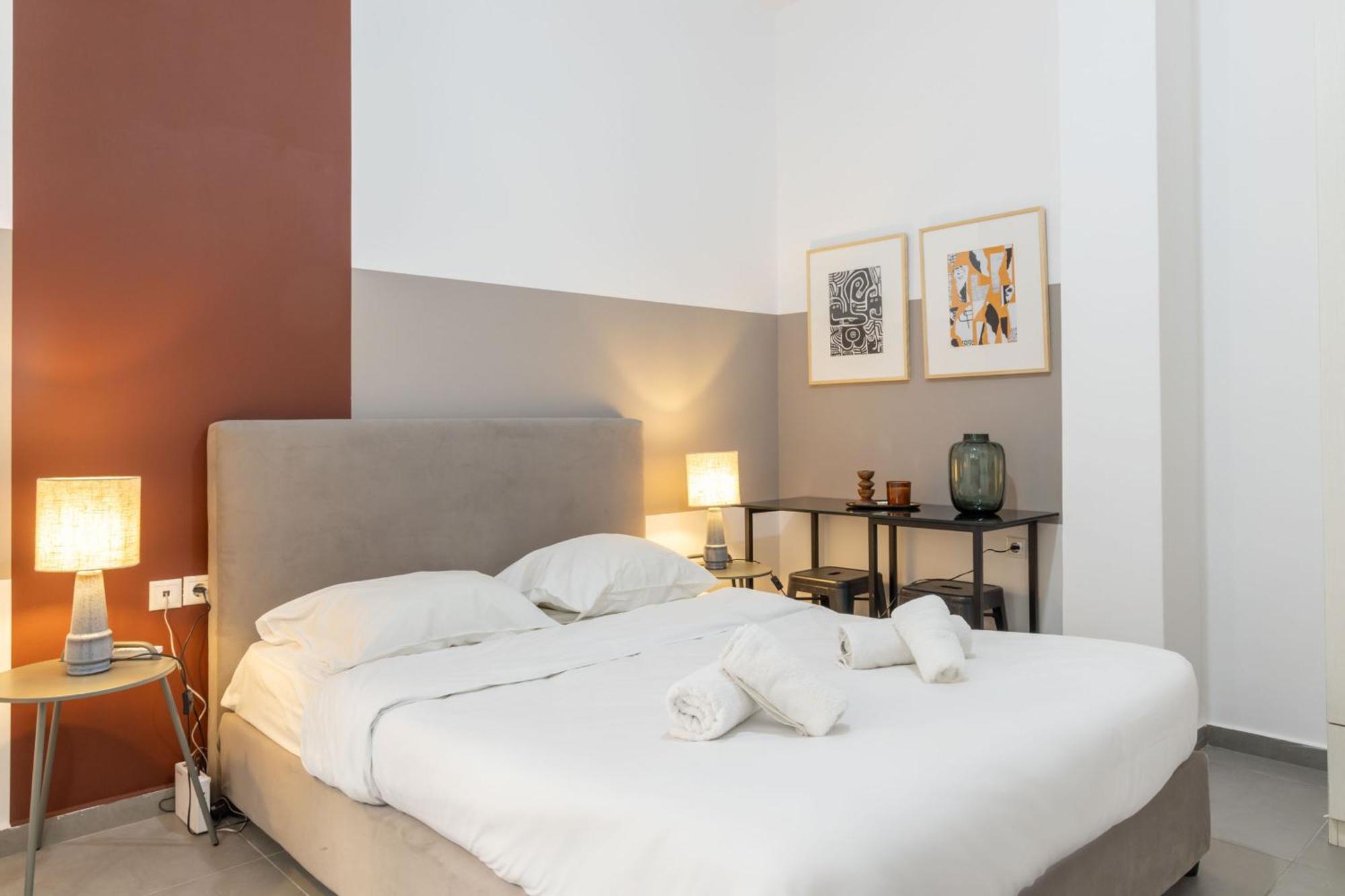 Renovated 5 Bdr House Near Acropolis - New Beds, Terrace & Green Yard アテネ エクステリア 写真