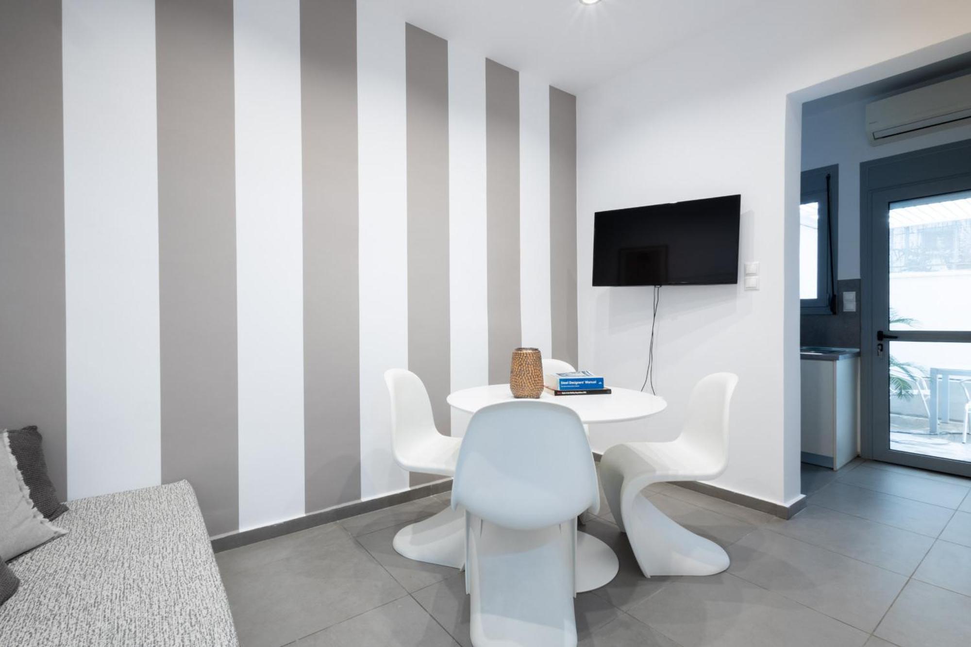 Renovated 5 Bdr House Near Acropolis - New Beds, Terrace & Green Yard アテネ エクステリア 写真