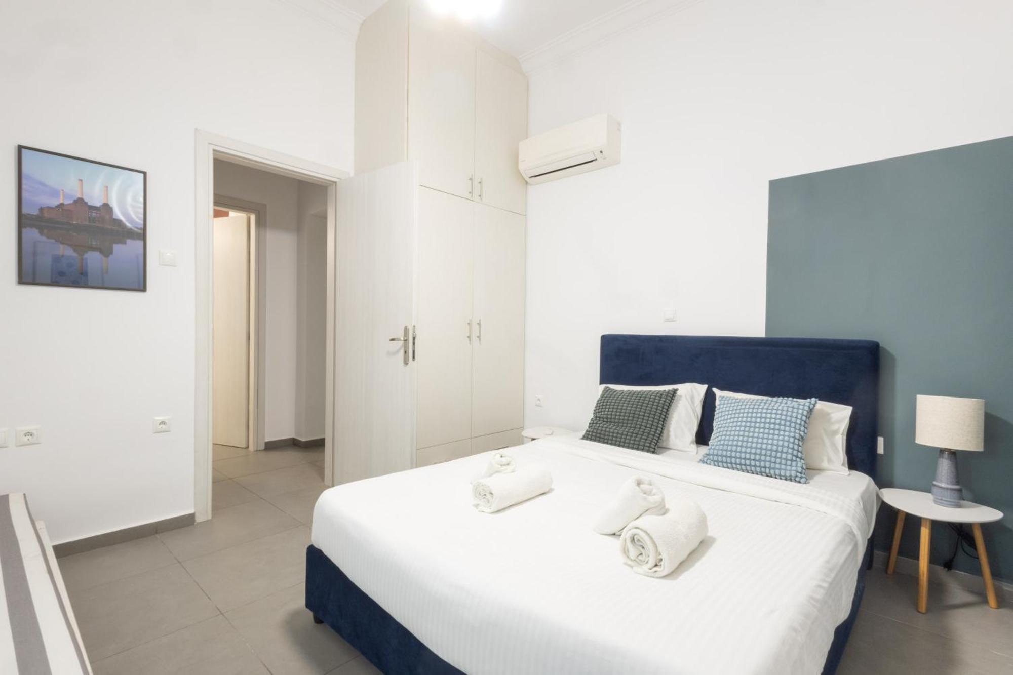 Renovated 5 Bdr House Near Acropolis - New Beds, Terrace & Green Yard アテネ エクステリア 写真
