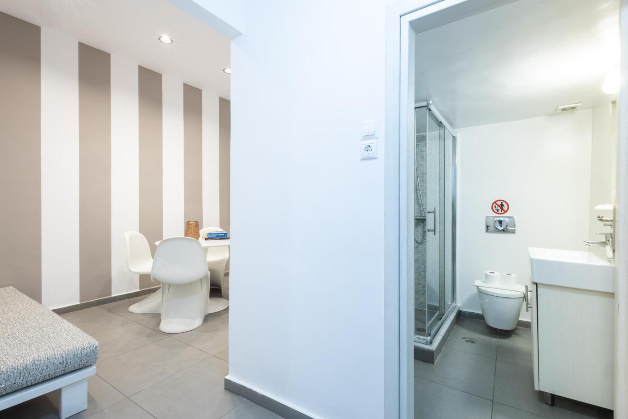 Renovated 5 Bdr House Near Acropolis - New Beds, Terrace & Green Yard アテネ エクステリア 写真