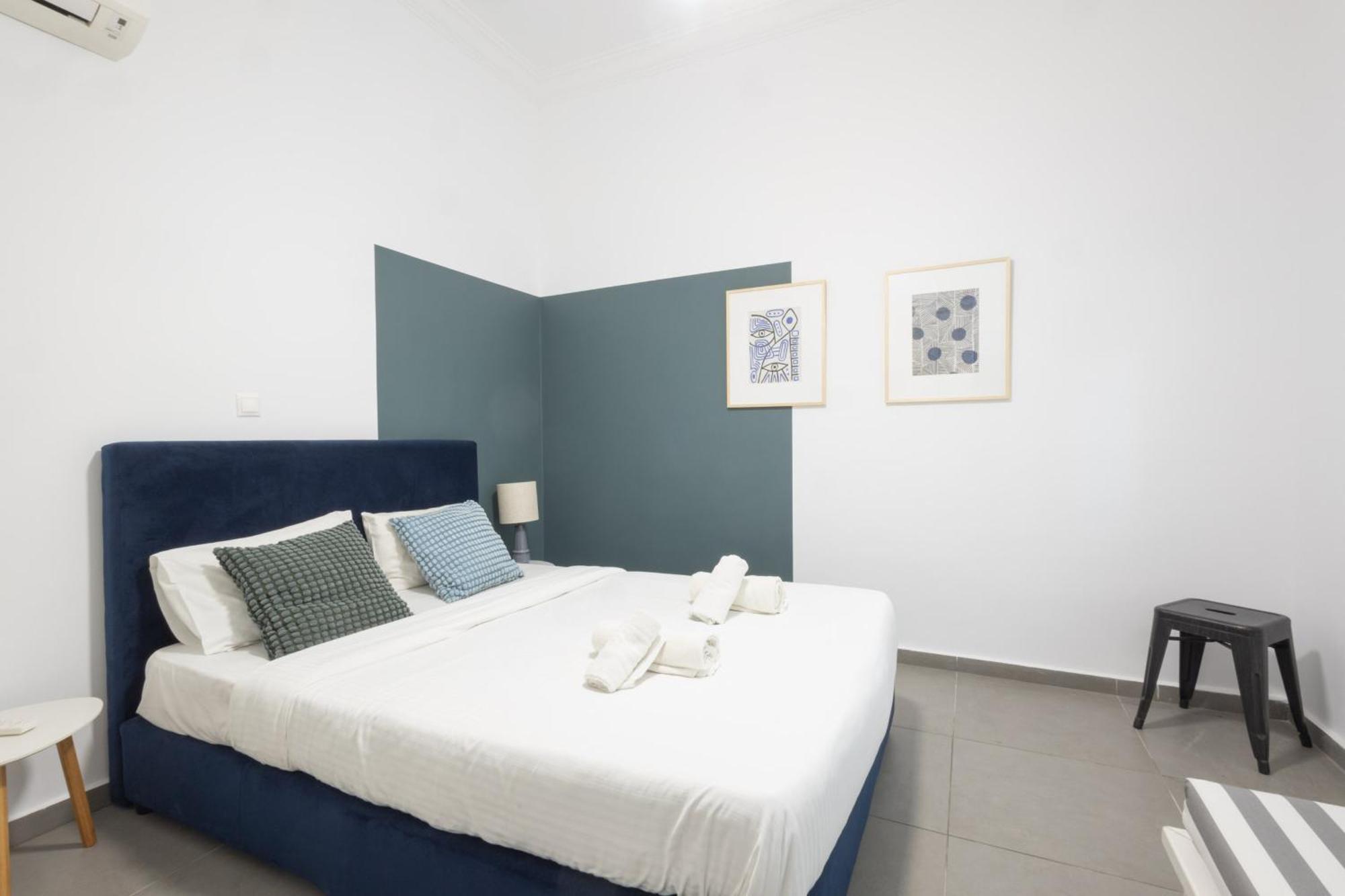 Renovated 5 Bdr House Near Acropolis - New Beds, Terrace & Green Yard アテネ エクステリア 写真