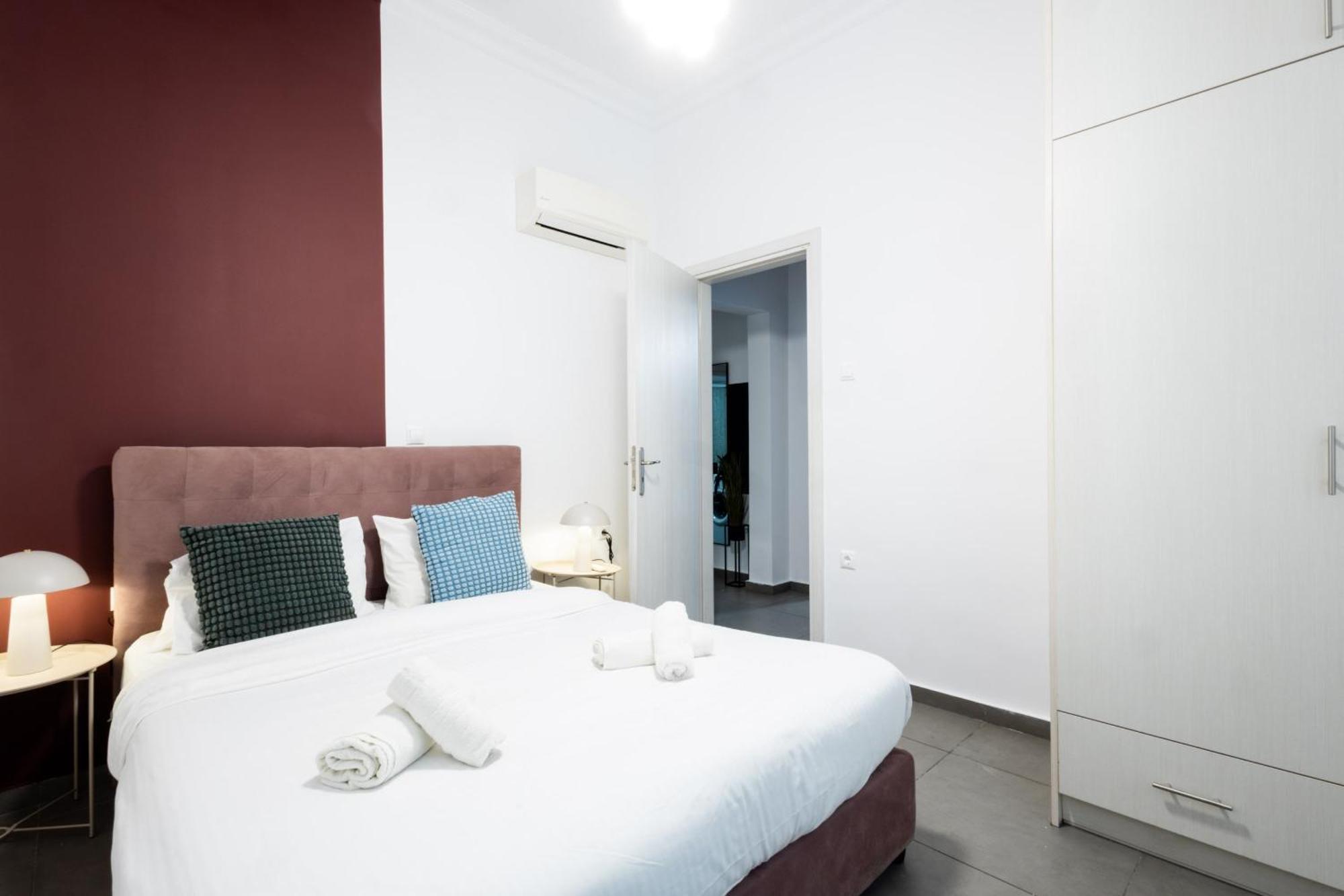 Renovated 5 Bdr House Near Acropolis - New Beds, Terrace & Green Yard アテネ エクステリア 写真